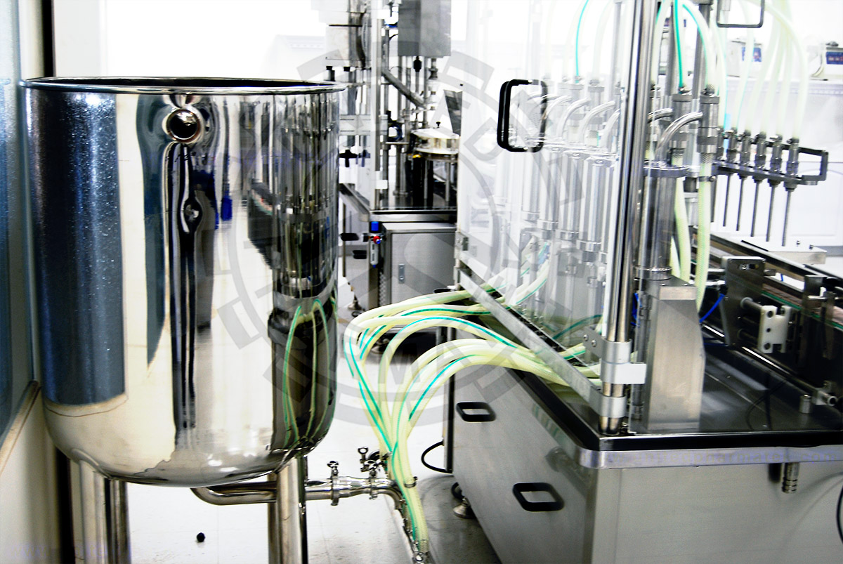 Liquid Packaging Machine with Liquid Tank